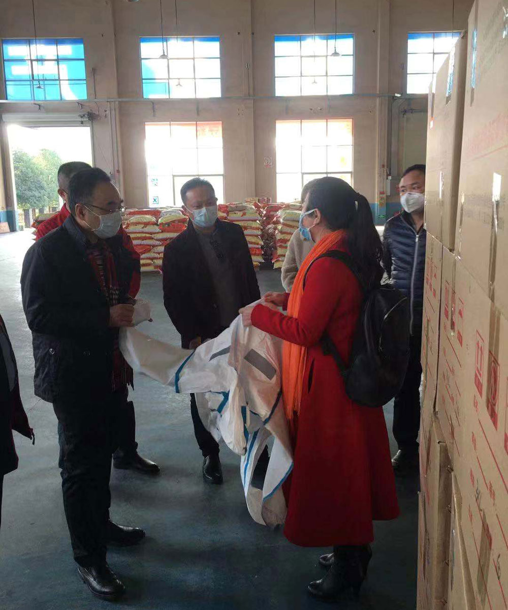 湖南省藥檢局局長及湘潭市藥監(jiān)局局長一行來湖南華大了解口罩、防護服滅菌細節(jié)